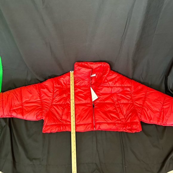 NWT Montana red crop puffer jacket - a great statement piece from De Base. - Picture 3 of 5
